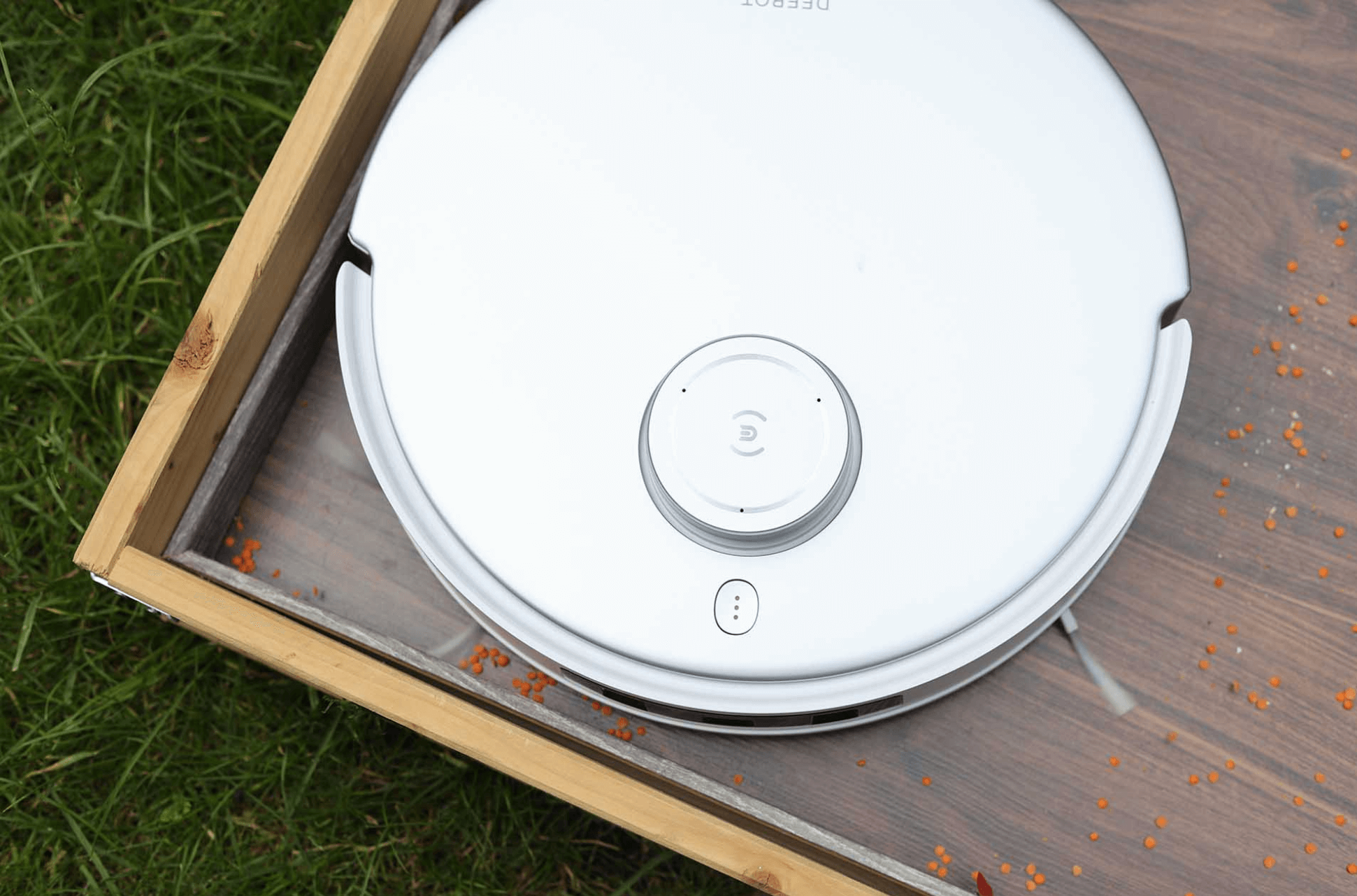 Der ECOVACS DEEBOT T20 OMNI reinigt in einer Ecke.